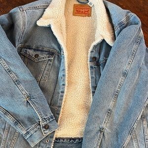 Men’s XL Levi’s trucker jacket light wash